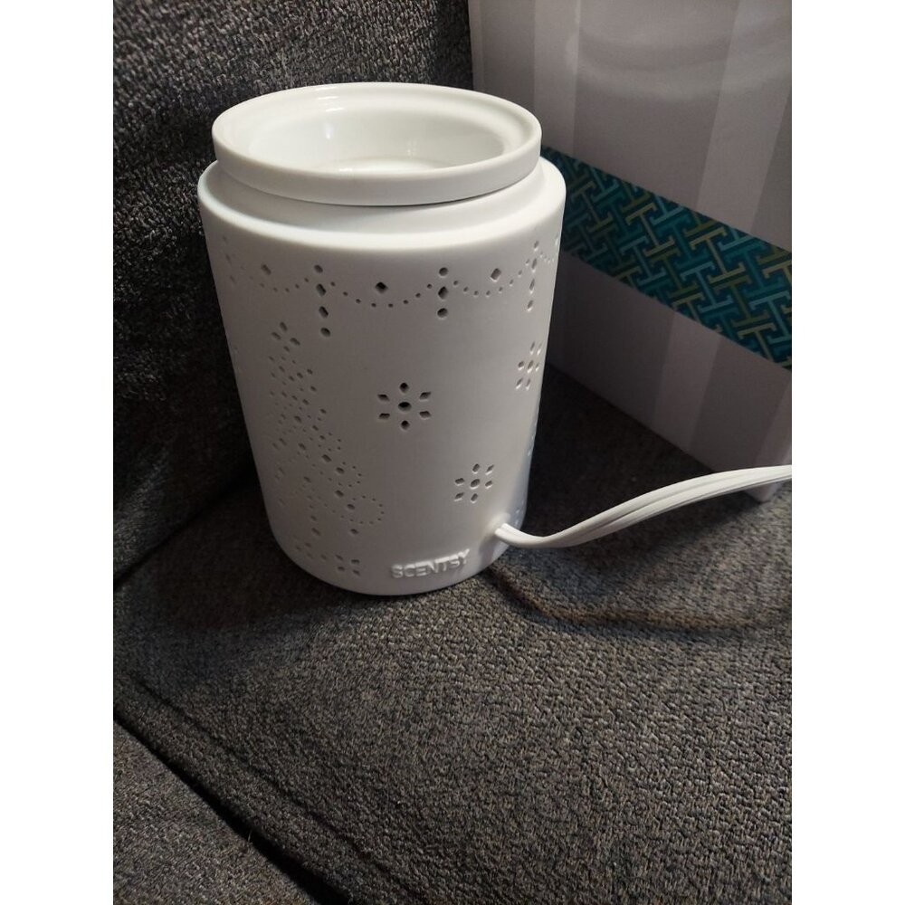 Scentsy Tinsel Christmas Tree And Snowflakes White Wax Warmer NIB - Picture 2 of 9